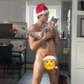 Damiano senza veli fa gli auguri di Natale, insieme al suo gatto Damiano senza veli fa gli auguri di Natale, insieme al suo gatto
