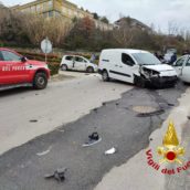 Flumeri, violento impatto tra due autovetture ed un furgone: in tre all’ospedale Flumeri, violento impatto tra due autovetture ed un furgone: in tre all’ospedale
