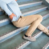 In smart working cade dalle scale e si rompe una vertebra: può chiedere il risarcimento