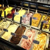 Dà il cellulare al figlio per distrarlo e lui ordina 1139 dollari di dolci Dà il cellulare al figlio per distrarlo e lui ordina 1139 dollari di dolci