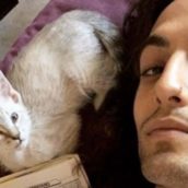 Damiano dei Maneskin e la fidanzata aiutano i gatti dell’Oasi Felina devastata da un rogo Damiano dei Maneskin e la fidanzata aiutano i gatti dell’Oasi Felina devastata da un rogo