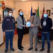 Ruba l’addobbo natalizio donato dalla Polizia: 25enne denunciato Ruba l’addobbo natalizio donato dalla Polizia: 25enne denunciato
