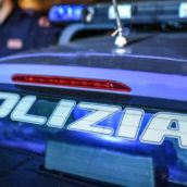 Senza tetto e senza cibo, con una bimba piccola, chiede aiuto alla Polizia nel giorno di Natale Senza tetto e senza cibo, con una bimba piccola, chiede aiuto alla Polizia nel giorno di Natale