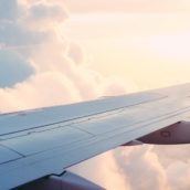 Positivo al tampone sale su un aereo, ma la farmacia avverte i Carabinieri: 51enne denunciato e volo bloccato Positivo al tampone sale su un aereo, ma la farmacia avverte i Carabinieri: 51enne denunciato e volo bloccato