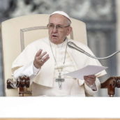 Papa Francesco: “Le coppie non vogliono più figli, ma hanno cani e gatti” Papa Francesco: “Le coppie non vogliono più figli, ma hanno cani e gatti”