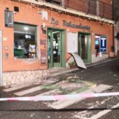 San Leucio del Sannio, bomba esplode davanti alle vetrate di una rivendita di tabacchi San Leucio del Sannio, bomba esplode davanti alle vetrate di una rivendita di tabacchi