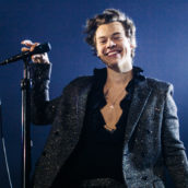 Harry Styles: posticipati a luglio i concerti in Italia Harry Styles: posticipati a luglio i concerti in Italia