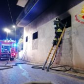 Mugnano del Cardinale, paura in centro: abitazione in fiamme. Anziana illesa Mugnano del Cardinale, paura in centro: abitazione in fiamme. Anziana illesa