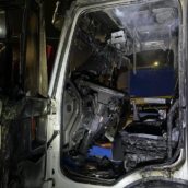 Serino, in fiamme le cabine di due autocarri di un’azienda del luogo Serino, in fiamme le cabine di due autocarri di un’azienda del luogo