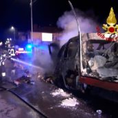 Forino, paura nella notte: in fiamme un autocarro
