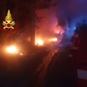 Furgone in fiamme nella notte a Montella: caschi rossi in azione Furgone in fiamme nella notte a Montella: caschi rossi in azione