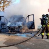 Luogosano, in fiamme furgone in transito: solo spavento per il conducente