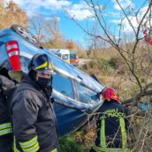 Taurasi, auto sbanda e finisce contro un albero: nelle operazioni di soccorso feriti due vigili del fuoco Taurasi, auto sbanda e finisce contro un albero: nelle operazioni di soccorso feriti due vigili del fuoco