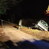 Irpinia, due auto fuori strada in provincia: notte di lavoro per i Vigili del Fuoco