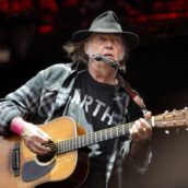 Spotify cancella la musica di Neil Young dalla piattaforma dopo le polemiche