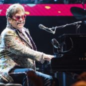 Elton John positivo al Covid, rinviati alcuni concerti negli Stati Uniti Elton John positivo al Covid, rinviati alcuni concerti negli Stati Uniti