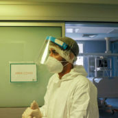 Covid, “Deltacron” non sarebbe una nuova variante bensì un errore di laboratorio: lo sostengono diversi ricercatori Covid, “Deltacron” non sarebbe una nuova variante bensì un errore di laboratorio: lo sostengono diversi ricercatori