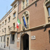 Si reca in Questura per chiedere informazioni e viene arrestata Si reca in Questura per chiedere informazioni e viene arrestata
