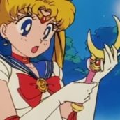 In metropolitana con lo scettro di Sailor Moon: succede a Taiwan In metropolitana con lo scettro di Sailor Moon: succede a Taiwan
