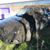 Fa un sorpasso azzardato e si ritrova l’auto coperta di letame Fa un sorpasso azzardato e si ritrova l’auto coperta di letame