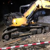 Paupisi, in fiamme un escavatore parcheggiato in un cantiere: indagini in corso Paupisi, in fiamme un escavatore parcheggiato in un cantiere: indagini in corso