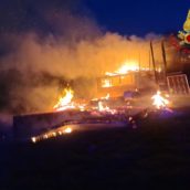 Pratola Serra, incendio di una baracca in legno e lamiere: intervento dei caschi rossi Pratola Serra, incendio di una baracca in legno e lamiere: intervento dei caschi rossi