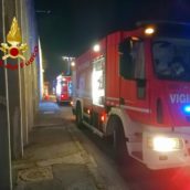 Incendio in un capannone adibito a deposito a Pianodardine: due operai leggermente intossicati Incendio in un capannone adibito a deposito a Pianodardine: due operai leggermente intossicati