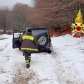 Laceno, bloccati con la loro auto nella neve: caschi rossi in azione