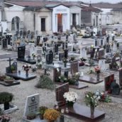 Muore sulla tomba del marito nel giorno di San Valentino Muore sulla tomba del marito nel giorno di San Valentino