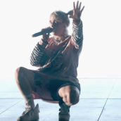 Billie Eilish ferma un concerto per soccorrere una fan Billie Eilish ferma un concerto per soccorrere una fan