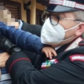 Bimbo di due anni e mezzo esce da solo di notte per giocare con il cagnolino del vicino: “Sono Batman” Bimbo di due anni e mezzo esce da solo di notte per giocare con il cagnolino del vicino: “Sono Batman”
