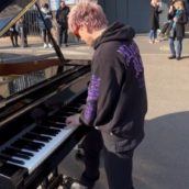 Il pianista Davide Locatelli suona “Imagine” davanti al consolato ucraino di Milano Il pianista Davide Locatelli suona “Imagine” davanti al consolato ucraino di Milano