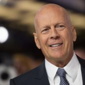 L’addio al cinema di Bruce Willis: “Sono affetto da afasia, non posso più recitare” L’addio al cinema di Bruce Willis: “Sono affetto da afasia, non posso più recitare”