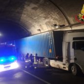 Teora, autoarticolato si schianta contro la parete di un tunnel: ferito autista Teora, autoarticolato si schianta contro la parete di un tunnel: ferito autista