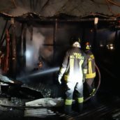 Montoro, incendio in un deposito di attrezzi e macchine agricole Montoro, incendio in un deposito di attrezzi e macchine agricole