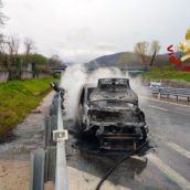Mercogliano, auto in fiamme sulla A16: caschi rossi in azione Mercogliano, auto in fiamme sulla A16: caschi rossi in azione