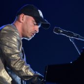 Eros Ramazzotti torna in concerto e annuncia le date del “World Tour Première” Eros Ramazzotti torna in concerto e annuncia le date del “World Tour Première”
