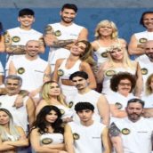 Isola dei Famosi 2022: svelato il cast completo, dai Cugini di Campagna a Ilona Staller Isola dei Famosi 2022: svelato il cast completo, dai Cugini di Campagna a Ilona Staller