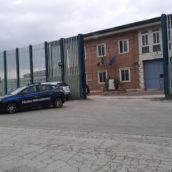 Avellino, porta droga al convivente detenuto in carcere: donna arrestata Avellino, porta droga al convivente detenuto in carcere: donna arrestata