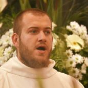 Durante la messa beve per sbaglio anticalcare: sacerdote in ospedale Durante la messa beve per sbaglio anticalcare: sacerdote in ospedale