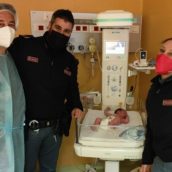 Non fa in tempo ad arrivare in ospedale: giovane mamma partorisce nella piazza del paese Non fa in tempo ad arrivare in ospedale: giovane mamma partorisce nella piazza del paese