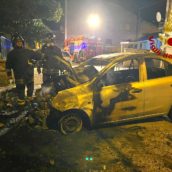 Forino, auto in sosta prende fuoco nella notte: incendio domato dai Vigili del Fuoco Forino, auto in sosta prende fuoco nella notte: incendio domato dai Vigili del Fuoco