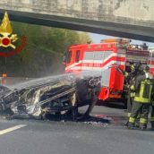 Auto si ribalta sulla A16: illeso il conducente Auto si ribalta sulla A16: illeso il conducente