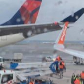 Malpensa: due aerei si toccano in pista Malpensa: due aerei si toccano in pista