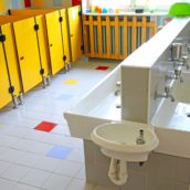 Rimprovera alunni che avevano imbrattato i muri dei bagni con le feci: insegnante denunciata dai genitori e condannata Rimprovera alunni che avevano imbrattato i muri dei bagni con le feci: insegnante denunciata dai genitori e condannata