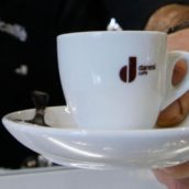 Chiama la Polizia Municipale per il caffè troppo caro: multa al titolare perché il prezzo non era esposto