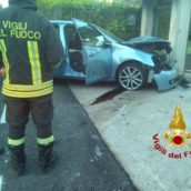 Auto sbanda e finisce contro un muro di recinzione, incidente a Cesinali Auto sbanda e finisce contro un muro di recinzione, incidente a Cesinali