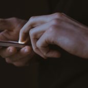 Riceve per sbaglio circa 340 mila euro di aiuti per il Covid e li spende tutti giocando on line Riceve per sbaglio circa 340 mila euro di aiuti per il Covid e li spende tutti giocando on line