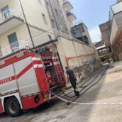 Avellino, fiamme sul terrazzo di un noto negozio al centro