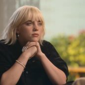 Billie Eilish racconta come convive con la Sindrome di Tourette: “Non c’è una volta in cui io non abbia dei tic” Billie Eilish racconta come convive con la Sindrome di Tourette: “Non c’è una volta in cui io non abbia dei tic”